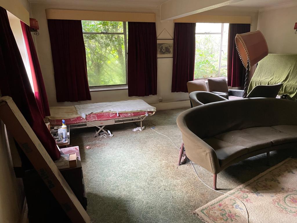 Lot: 153 - DETACHED BUNGALOW WITH POTENTIAL - Living Room